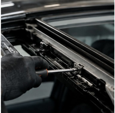Conserto do mecanismo de teto solar automotivo